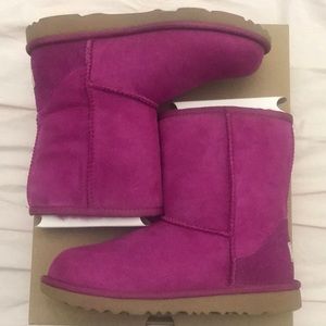 UGG K classic II youth girls size 4